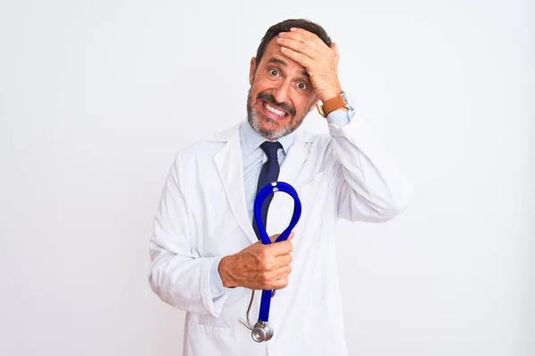 Médecin Âge Moyen Homme Portant Manteau Tenant Stéthoscope Sur Fond — Photo