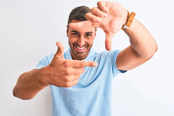 Homem Elegante Bonito Jovem Vestindo Camiseta Azul Sobre Fundo Isolado — Fotografia de Stock