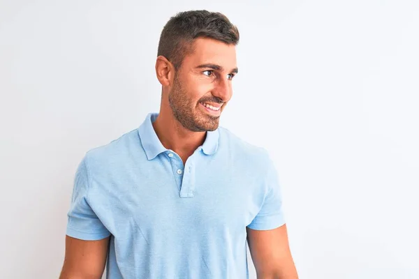 Homem Elegante Bonito Jovem Vestindo Camiseta Azul Sobre Fundo Isolado — Fotografia de Stock