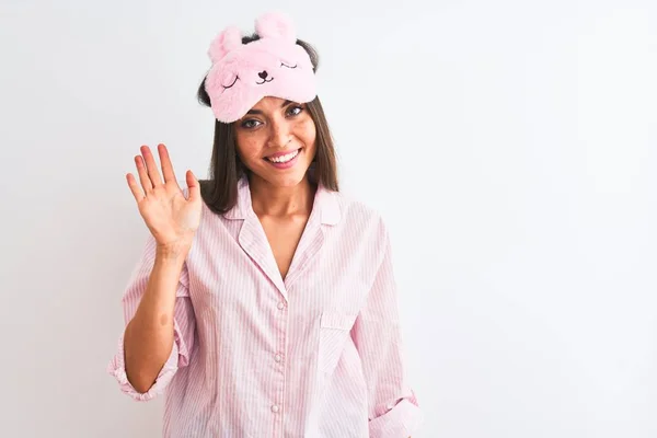 Jovem Mulher Bonita Vestindo Máscara Sono Pijama Sobre Fundo Branco — Fotografia de Stock