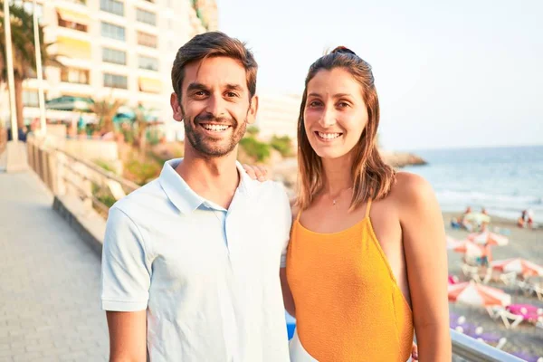 Jovem Casal Bonito Férias Sorrindo Feliz Confiante Com Sorriso Rosto — Fotografia de Stock