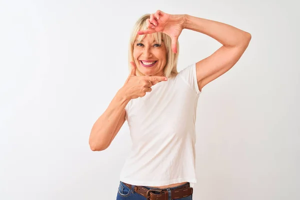 Mujer Mediana Edad Con Camiseta Casual Pie Sobre Fondo Blanco — Foto de Stock