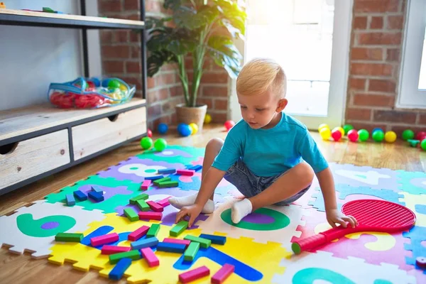 年轻的高加索小孩在幼儿园玩玩具 在游戏室快乐的学龄前男孩 — 图库照片