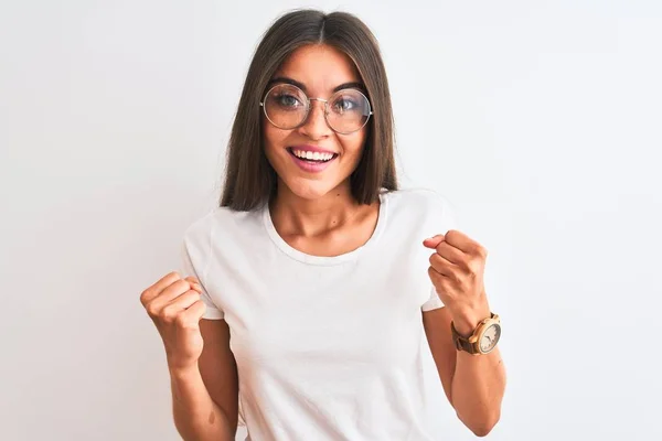 Mulher Bonita Jovem Vestindo Shirt Casual Óculos Sobre Fundo Branco — Fotografia de Stock