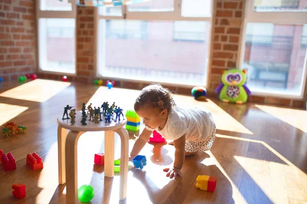 Entzückendes Kleinkind Baut Pyramide Mit Reifen Jede Menge Spielzeug Kindergarten — Stockfoto