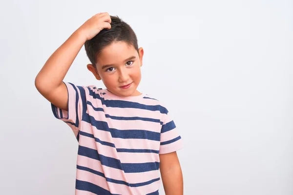 Hermoso Niño Usando Casual Rayas Camiseta Pie Sobre Fondo Blanco — Foto de Stock