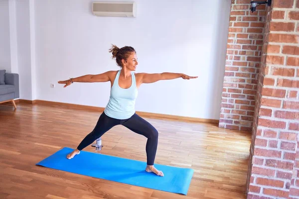 Bellissimo Sportwoman Mezza Età Piedi Tappeto Praticare Yoga Facendo Posa — Foto Stock