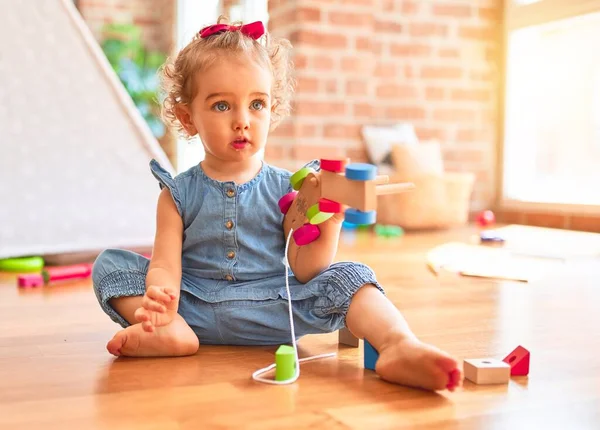 Hermoso Bebé Caucásico Jugando Con Juguetes Colorida Sala Juegos Feliz —  Fotos de Stock