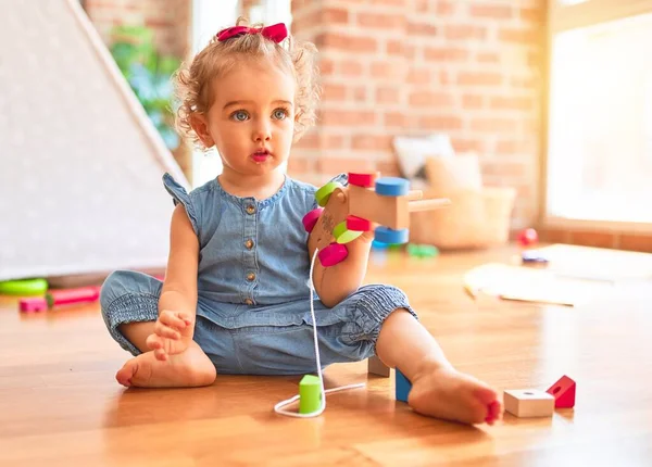 Prachtige Kaukasische Baby Spelen Met Speelgoed Kleurrijke Speelkamer Gelukkig Speels — Stockfoto