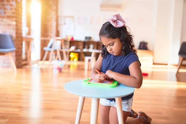 Menina Bonita Criança Desenho Bonito Desenhar Usando Placa Digital Jardim — Fotografia de Stock