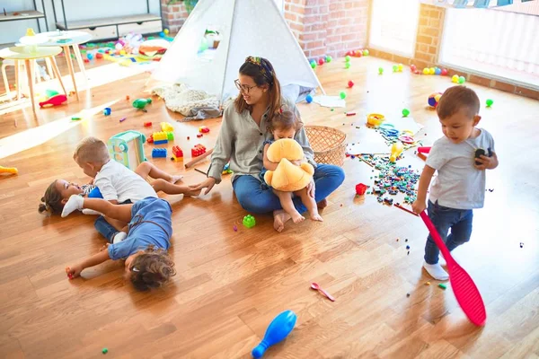 Schöne Lehrerin Und Kleinkindgruppe Spielen Kindergarten Viel Spielzeug — Stockfoto