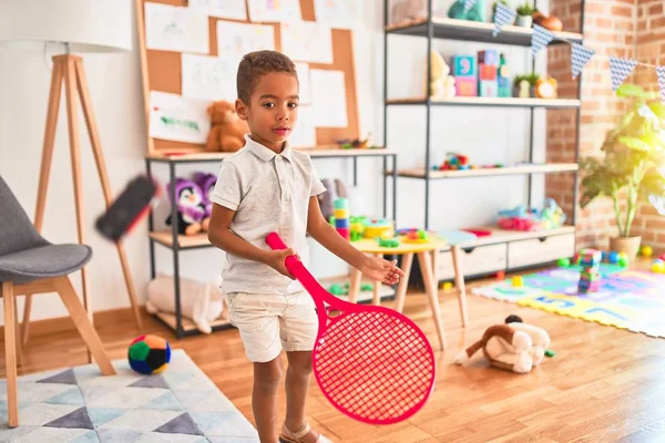 Mooie Afrikaanse Amerikaanse Peuter Spelen Met Tennis Racket Kleuterschool — Stockfoto