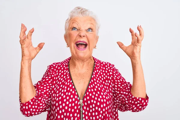 Eine Ältere Grauhaarige Frau Roter Freizeitjacke Steht Vor Isoliertem Weißen — Stockfoto