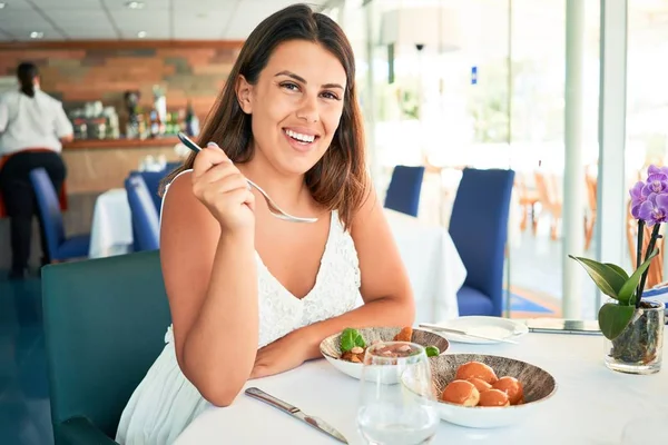 Jovem Mulher Bonita Sentada Restaurante Desfrutando Férias Verão Comer Comida — Fotografia de Stock