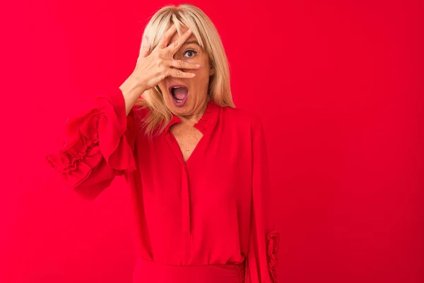 Middelbare Leeftijd Vrouw Dragen Elegante Shirt Staan Geïsoleerde Rode Achtergrond — Stockfoto