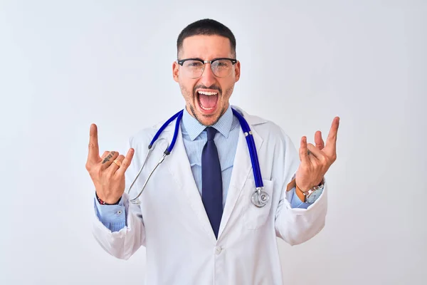 Ung Läkare Man Bär Stetoskop Över Isolerad Bakgrund Skrika Med — Stockfoto