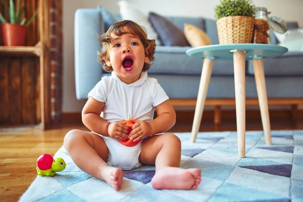 Vackra Småbarn Barnflicka Leker Med Leksaker Mattan — Stockfoto