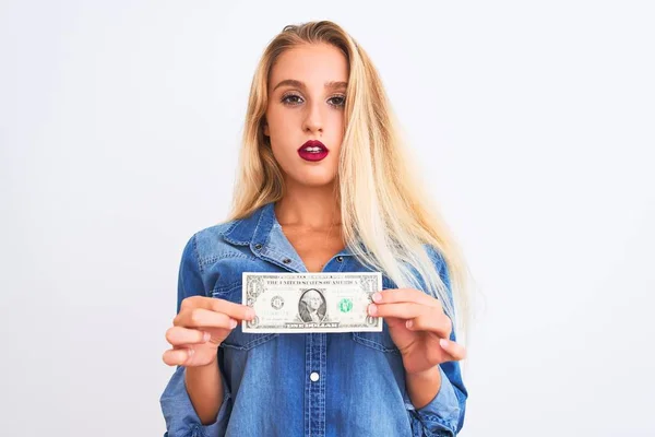 Jovem Bela Mulher Loira Segurando Dólar Sobre Fundo Branco Isolado — Fotografia de Stock