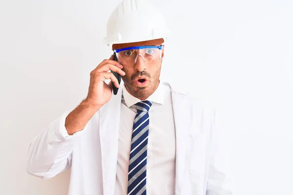 Jovem Cientista Usando Capacete Segurança Chamando Usando Smartphone Sobre Fundo — Fotografia de Stock