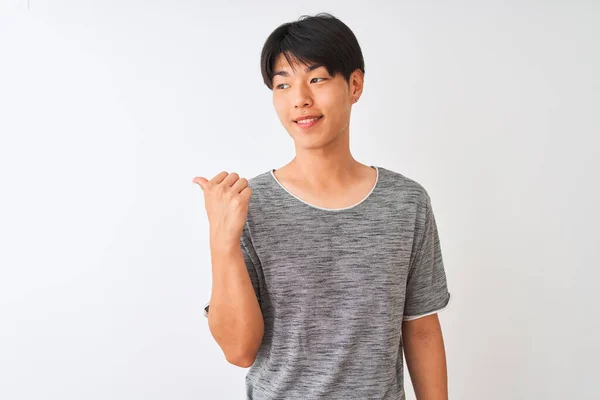 Mladý Číňan Muž Sobě Ležérní Tričko Stojící Nad Izolovaným Bílým — Stock fotografie