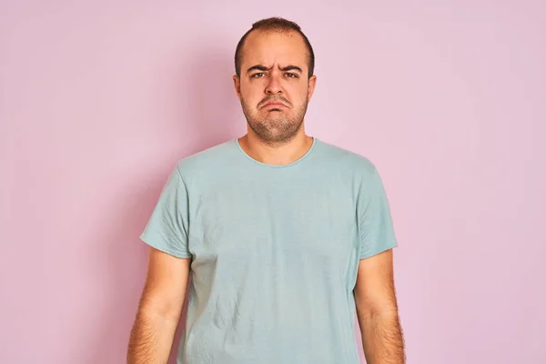 Ung Man Bär Blå Casual Shirt Stående Över Isolerade Rosa — Stockfoto