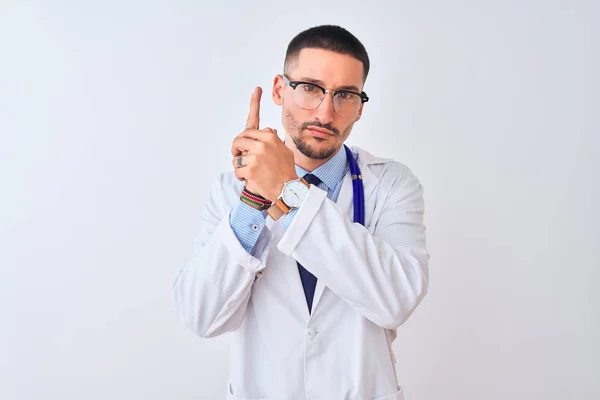Młody Lekarz Noszący Stetoskop Odosobnionym Tle Trzymający Symboliczną Broń Gestem — Zdjęcie stockowe