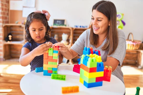 Schöne Lehrerin Und Kleinkind Spielen Mit Bauklötzen Bauturm Kindergarten — Stockfoto