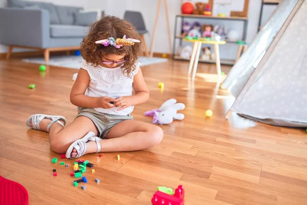 Schönes Kleinkind Mit Brille Und Einhorn Diadem Das Kindergarten Auf — Stockfoto