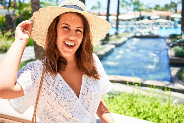 Jonge Mooie Vrouw Glimlachen Gelukkig Genieten Zonnige Dag Van Zomer — Stockfoto