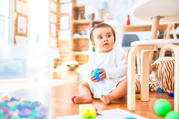 Hermoso Bebé Feliz Jardín Infantes Alrededor Juguetes Coloridos — Foto de Stock