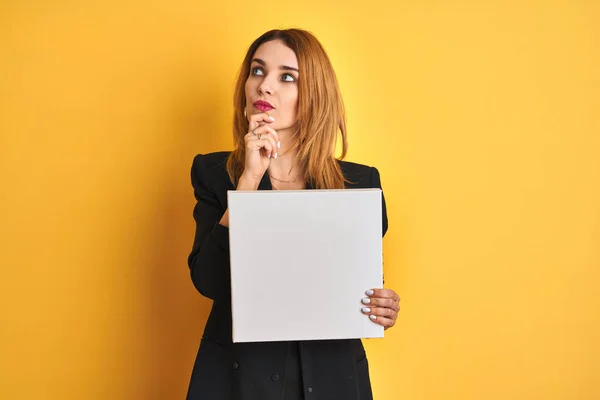 Junge Rothaarige Geschäftsfrau Mit Klaren Augen Die Transparent Über Isoliertem — Stockfoto