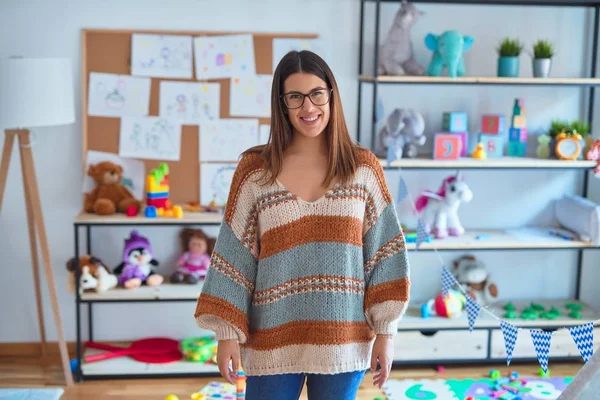 Joven Mujer Hermosa Maestra Sonriendo Feliz Confiada Pie Con Sonrisa — Foto de Stock