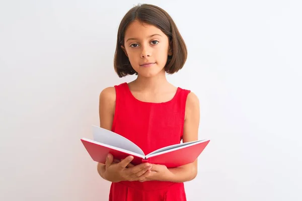 Mooi Student Kind Meisje Het Lezen Van Rood Boek Staan — Stockfoto