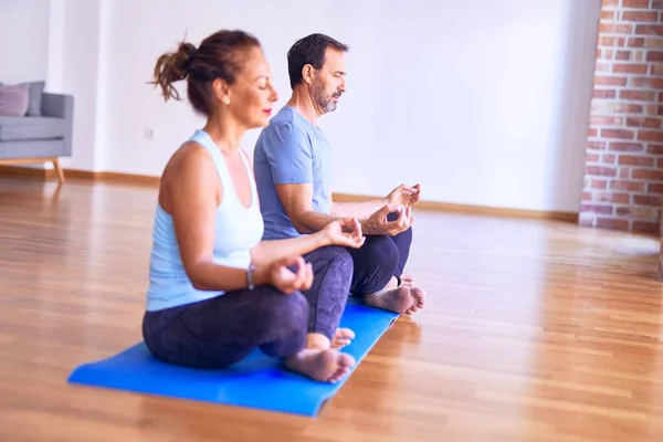 Middelbare Leeftijd Mooi Sportief Paar Zitten Mat Oefenen Yoga Doen — Stockfoto
