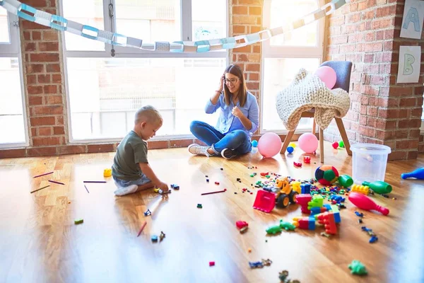 Junges Kaukasisches Kind Das Der Schule Mit Dem Lehrer Spielt — Stockfoto