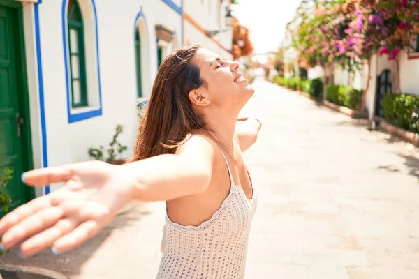 プエルトデモガンのカラフルな村で若い美しい女性は 夏休みに路上で腕を開いて幸せな日光浴を笑って — ストック写真