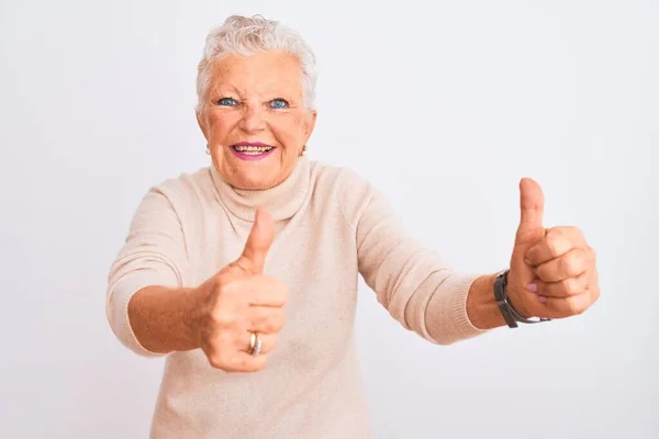 Eine Ältere Grauhaarige Frau Rollkragenpullover Steht Vor Isoliertem Weißem Hintergrund — Stockfoto