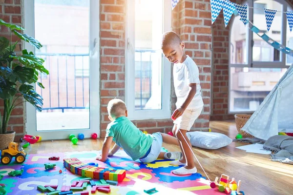 Schattige Peuters Spelen Rond Veel Speelgoed Kleuterschool — Stockfoto