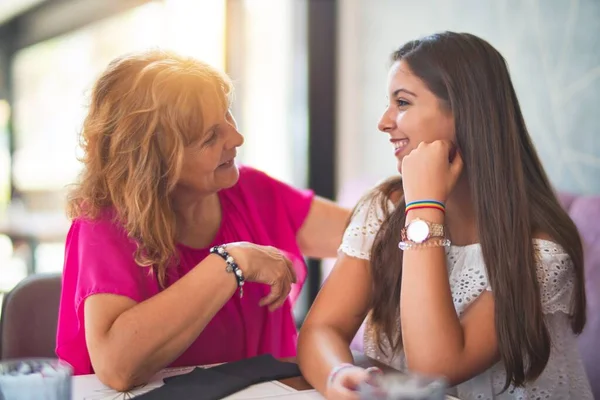 Hermosa Madre Hija Sentadas Restaurante Hablando Sonriendo —  Fotos de Stock