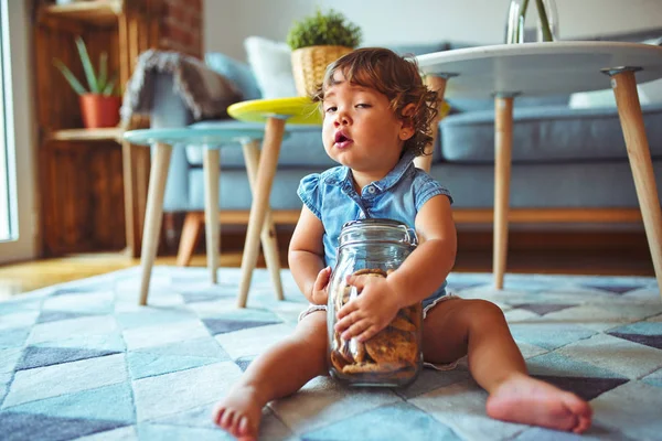 Vackra Småbarn Barnflicka Som Innehar Burk Med Kakor Sitter Golvet — Stockfoto