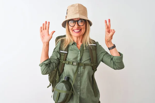 Wanderin Mittleren Alters Mit Rucksackmütze Und Kantinenbrille Auf Isoliertem Weißem — Stockfoto