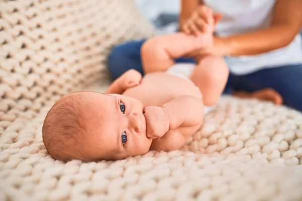 Ung Vacker Kvinna Och Hennes Barn Soffan Över Filten Hemma — Stockfoto