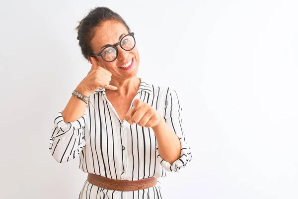 Geschäftsfrau Mittleren Alters Gestreiftem Kleid Und Brille Vor Isoliertem Weißem — Stockfoto