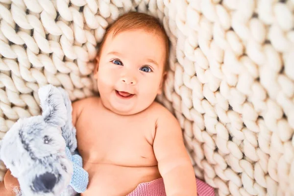 Adorable Bebé Acostado Sobre Una Manta Sofá Sonriendo Feliz Casa —  Fotos de Stock