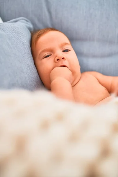 Bebê Adorável Deitado Sobre Cobertor Sofá Casa Recém Nascido Relaxante — Fotografia de Stock