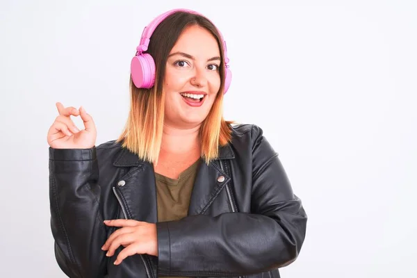 Joven Mujer Hermosa Escuchando Música Usando Auriculares Sobre Fondo Blanco — Foto de Stock