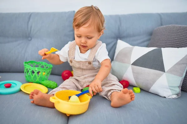 Adorable Niño Rubio Sentado Sofá Jugando Con Juguetes Comidas Plástico — Foto de Stock