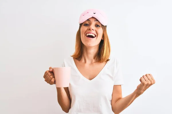 Mulher Ruiva Bonita Usando Máscara Dormir Bebendo Uma Xícara Café — Fotografia de Stock