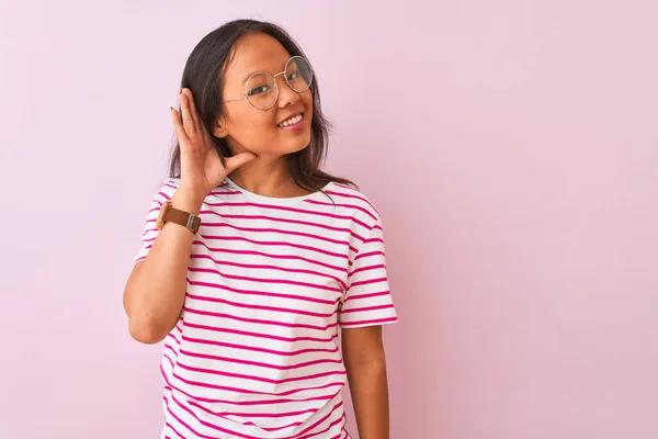 Jonge Chinese Vrouw Draagt Gestreept Shirt Bril Geïsoleerde Roze Achtergrond — Stockfoto