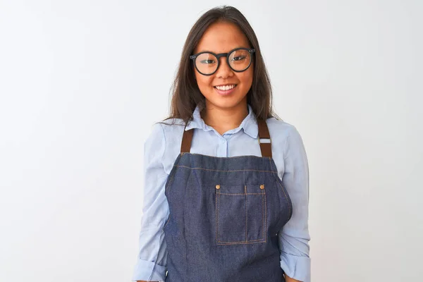 Joven Hermosa Mujer China Con Gafas Delantal Sobre Fondo Blanco — Foto de Stock